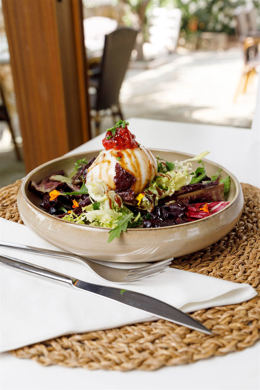 Restaurante Can Canals en Campos, detalle de una mesa de la terraza