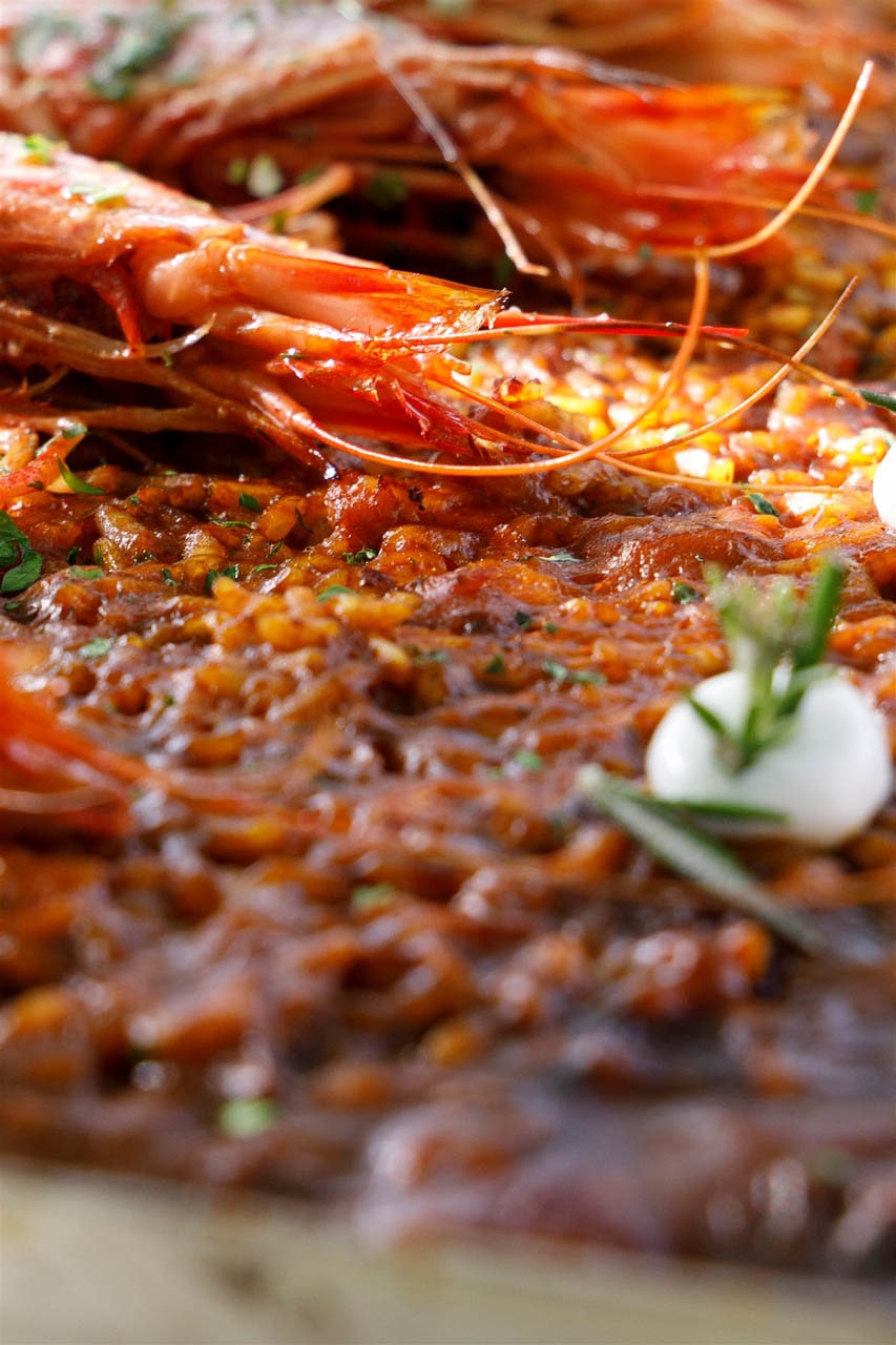 Detalle de plato de paella de marisco